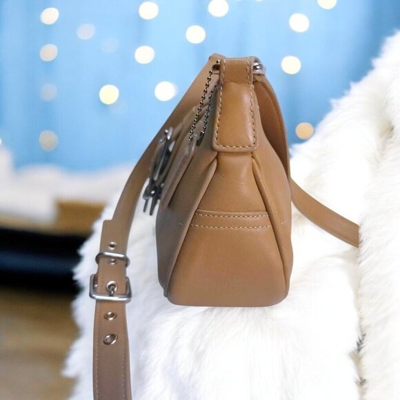 COACH Vintage Hampton Buckle Flap Bag Crossbody in brown/tan - Picture 4 of 11